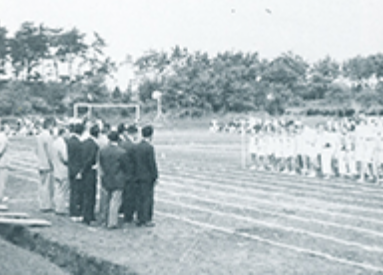 第一回の市内小学校陸上大会は柏中の校庭で開催された（昭和31年）